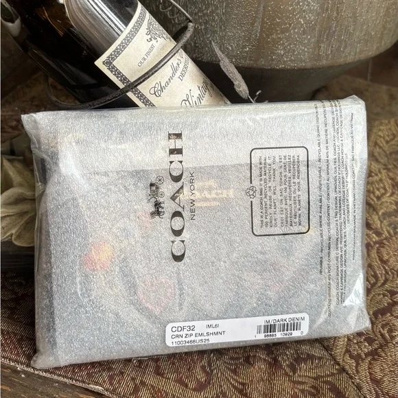 Authentic COACH Leather heart/spaceship/bicycle zip top card wristlet - Picture 11 of 11